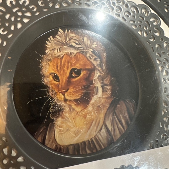 Rare IKEA SKURAR Victorian Cat Plates – Brand New Sealed Set of 3 | Thierry Ponc - Picture 5 of 5